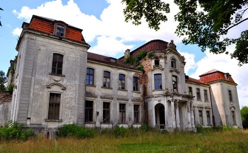 The complex of the palace: the palace, outbuildings, the remains of the former park
